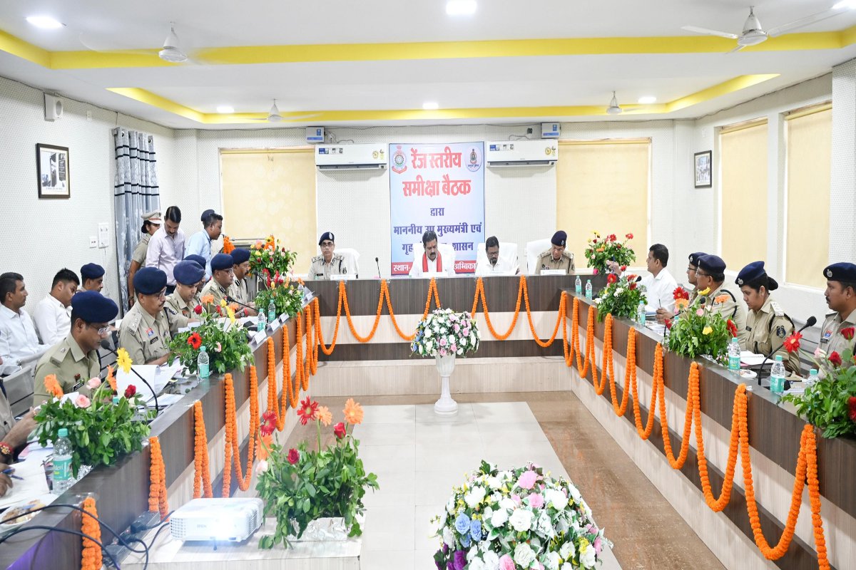 Home minister meeting: गृहमंत्री ने पुलिस ऑफिसरों से कहा- अपराधियों पर सख्त
कार्रवाई करने झोंक दें पूरी ताकत, दिखना चाहिए भय